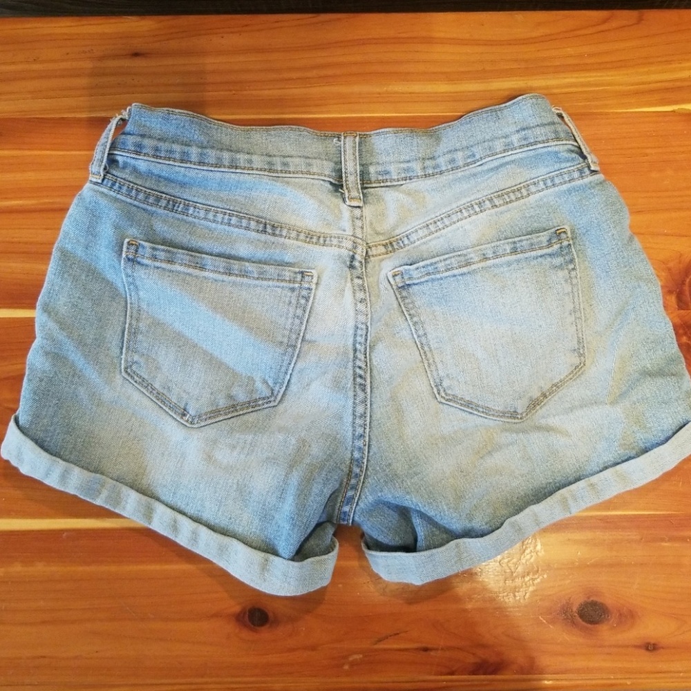 Old Navy lightwash boyfriend jean shorts, size 0 - Picture 2 of 4